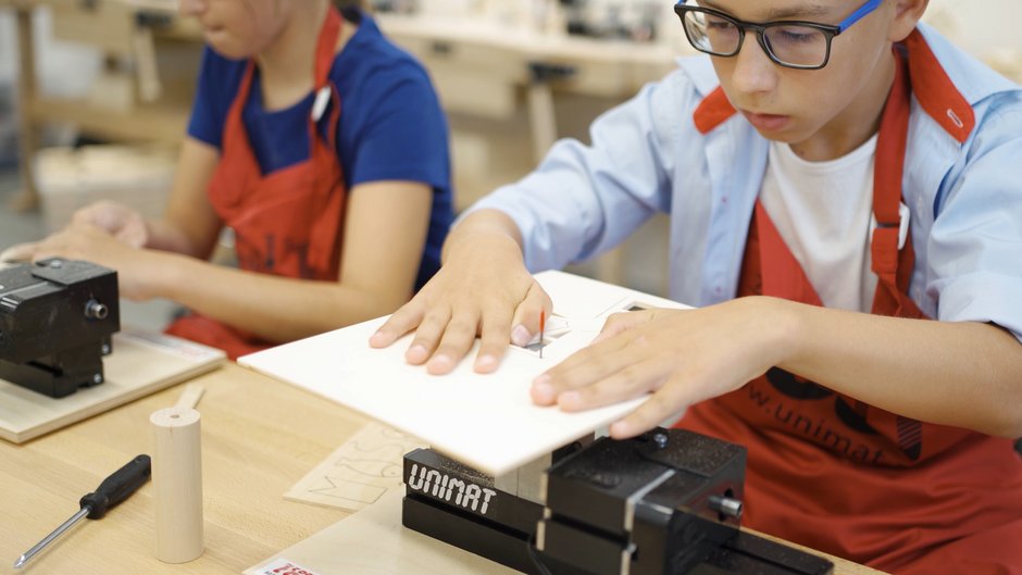 Schüler sägt mit der Design & Technology Stichsäge