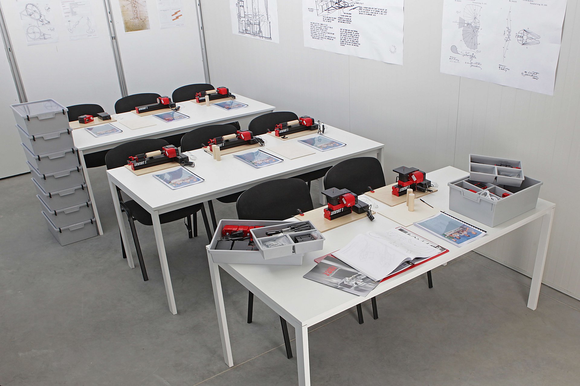 [Translate to English:] unimat grundschulset klassenraum mit 8 aufgebauten Maschinen