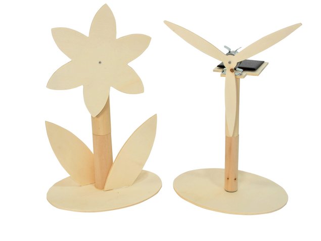 [Translate to English:] Windrad aus Holz mit Solarzelle