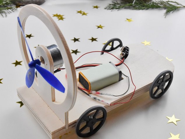 [Translate to English:] Propellerauto aus Holz mit Batterie